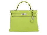 un sac à main en cuir vert citron avec des finitions argentées