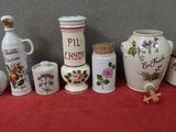 de nombreux vases et bocaux de toutes sortes posés sur une table rouge
