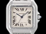 une image d'une montre en argent avec des chiffres romains sur le cadran
