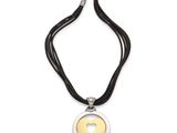un collier avec un cœur en or suspendu à un cordon noir