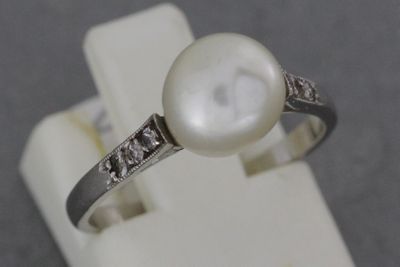 une image d'une bague ornée d'une perle et de diamants