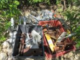 un tas de bric-à-brac dans une boîte posée par terre