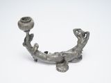 une sculpture représentant un homme tenant une bougie à la main