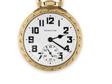 une image d'une montre à gousset en or sur fond blanc
