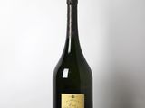 une bouteille de champagne posée sur une table en bois