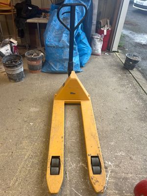 un cariste assis par terre dans un garage