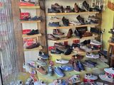 de nombreuses paires de chaussures dans la vitrine d'un magasin de chaussures