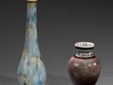 deux vases posés l'un à côté de l'autre sur une table