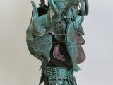 une statue représentant un dragon vert avec des cornes sur la tête