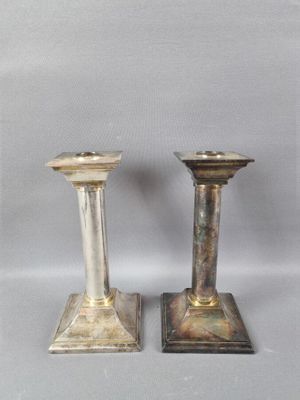 paire de chandeliers anciens en argent sur fond blanc