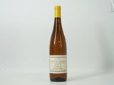 une bouteille de vin posée sur une table