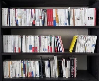 une étagère contenant de nombreux livres dans une pièce