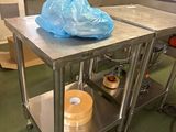 une table sur laquelle est posé un sac, dans une cuisine