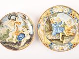 deux assiettes ornées d'une peinture sur fond blanc