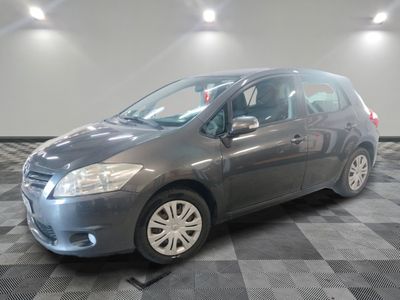 la voiture grise est garée dans le garage sur le sol en damier