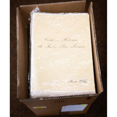 une boîte contenant un bout de papier, posée sur une table