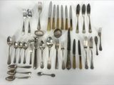 plusieurs types d'argenterie sur la table