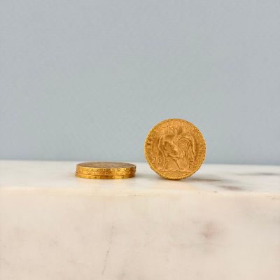 une pièce d'or posée sur un comptoir en marbre