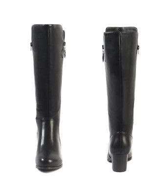 l'arrière d'une paire de bottes noires sur fond blanc