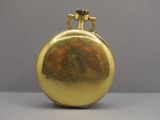 une montre de poche de couleur dorée, munie d'une chaîne