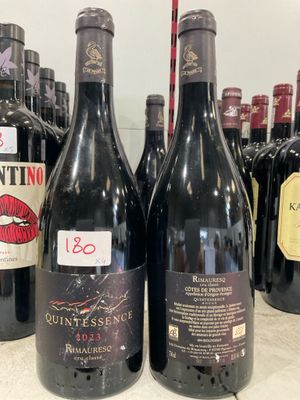 plusieurs bouteilles de vin sont alignées sur un comptoir