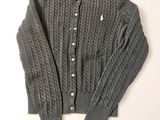 une photo d'un pull gris avec des boutons