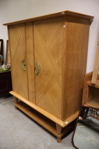 Armoire en placage de chêne clair vers 1950 ouvrant à deux portes...