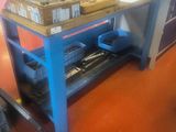 un établi sur lequel se trouvent tout un tas d'outils