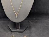 gros plan d'un mannequin portant un collier
