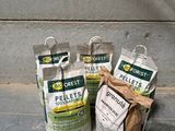 plusieurs sacs de granulés posés par terre près d'un mur