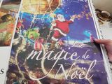 une personne tenant un livre devant une boîte
