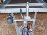 une machine posée sur une table dans une pièce