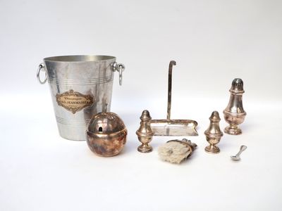 beaucoup d'objets en argent qui se trouvent sur la table