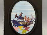 l'image d'une illustration représentant un livre sur lequel figure l'illustration d'un bateau avec des personnes à bord