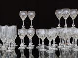 un grand nombre de verres à vin posés sur une table