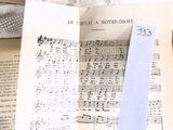 un livre dont un marque-page dépasse des pages