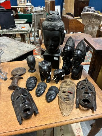 Lot de masques et sculptures Africaines en bois et tête de bouddh