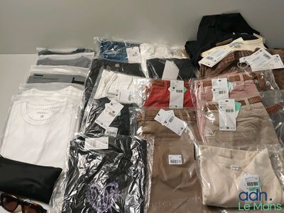 une pile de vêtements pour hommes posée sur une table