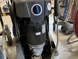 une machine posée sur le sol du garage