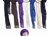 plusieurs écharpes et bonnets de différentes couleurs sur une tête de mannequin
