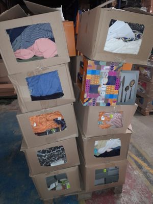 plusieurs cartons empilés les uns sur les autres dans un entrepôt