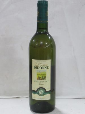une bouteille de vin posée sur une table