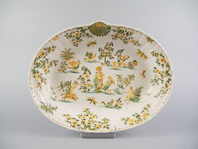 une image représentant une assiette jaune et verte ornée de fleurs et d'oiseaux