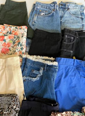 de nombreux modèles de shorts différents étalés par terre