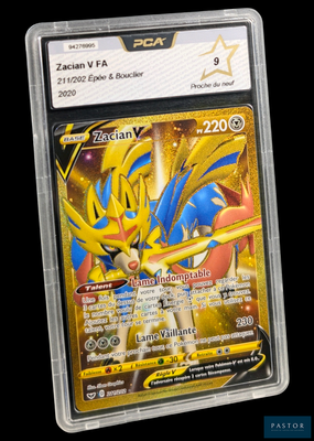 gros plan d'une carte pokemon dans un étui en plastique