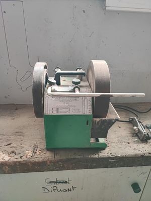 une machine posée sur une table devant une fenêtre