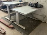 un skateboard posé par terre à côté d'une table dans une pièce