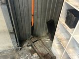 un tuyau rouillé dans un coin d'une pièce