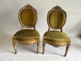 une paire de chaises anciennes avec des sièges tapissés de velours vert