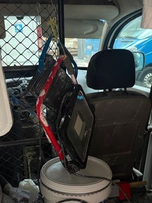 une photo d'une camionnette avec une télévision à l'arrière